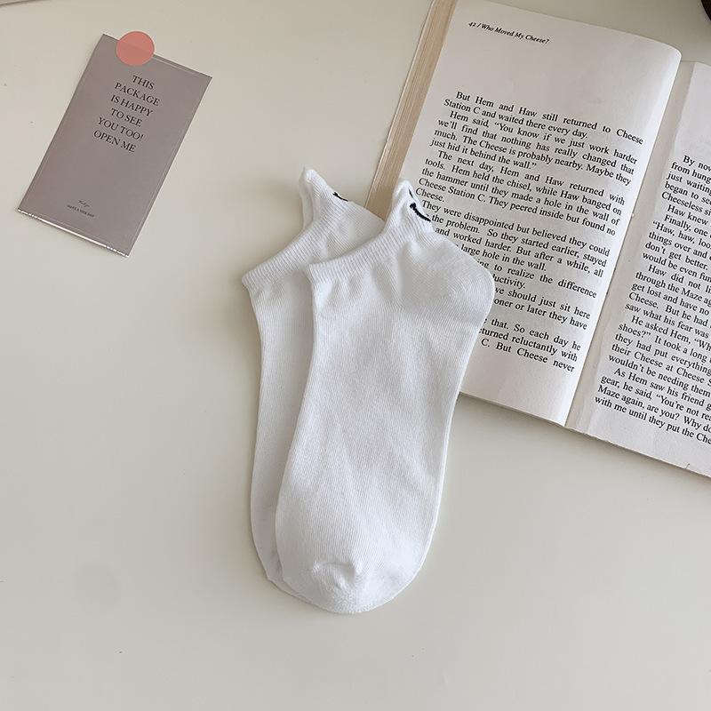 Chaussettes courtes en pur coton pour femmes, Chaussettes courtes de sport respirantes brodées de couleur unie, Chaussettes anti-odeurs et à talon anti-glissement