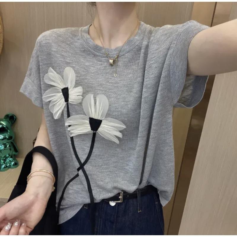 Design sense flower knitted sweater women's popular age-reducing top this year, fresh and thin T-shirt base