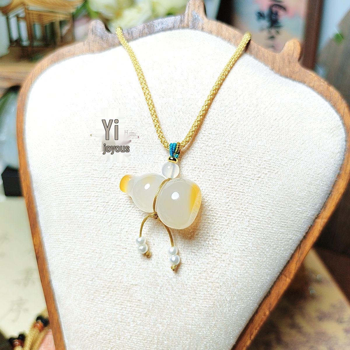 Натуральный ледяной халцедон в форме подвески-лошади на желтом ожерелье-горлянке