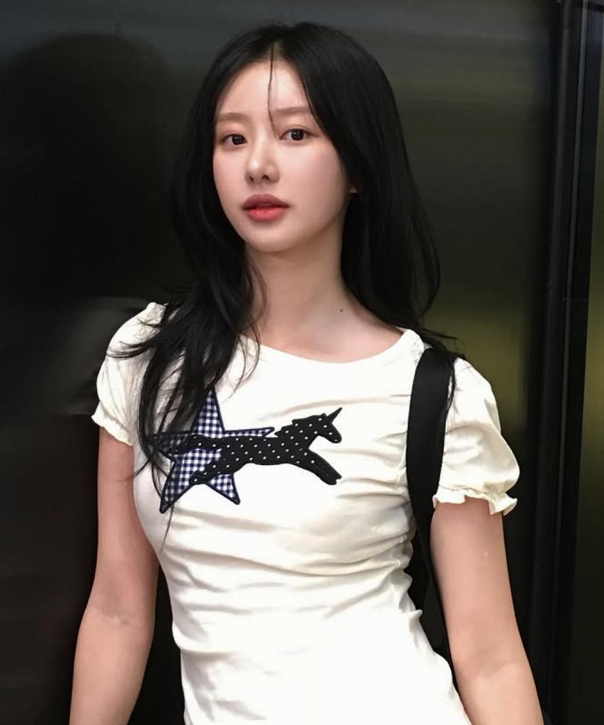 Loginaenloji Starry Unicorn Patch T-Shirt Cream