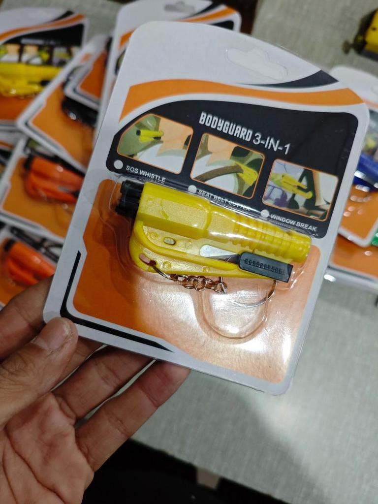 3-in-1 Safety Keychain: Window Breaker, Emergency Hammer, Whistle & Cutter