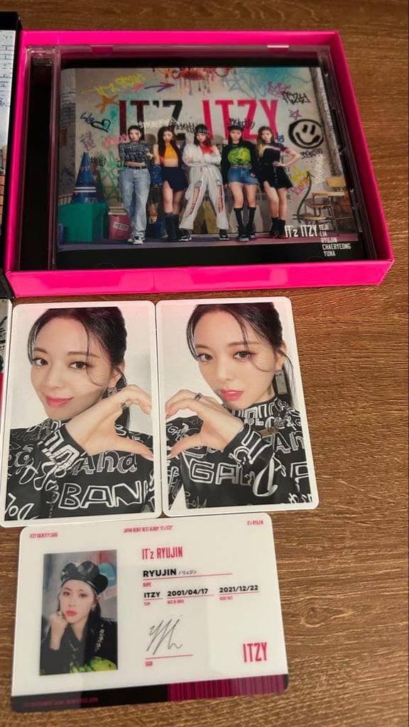[USED] ITZY IT'z ITZY Album Bonus Trading Card Included