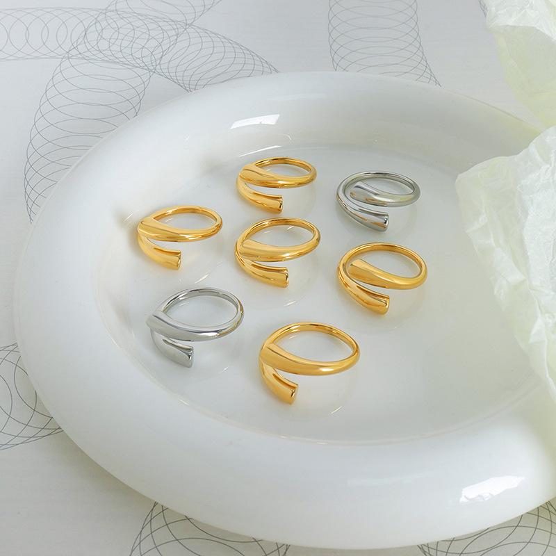 Barocker Asymmetrischer 18K Goldfarbener Titanstahlring für Damen