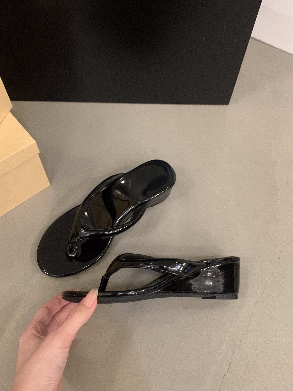 

Маленький человек увеличивает высоту танкетки, щиплет ногу, шлепанцы, женская обувь 2025, новая летняя обувь, сандалии с пальцем 35