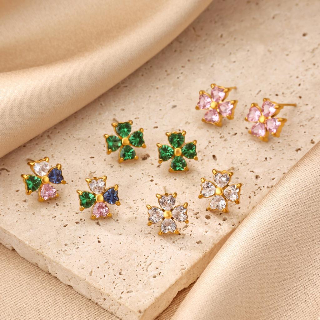Vierblättrige Kleeblüten-Steckohrringe für Damen, eingelegt mit farbigem Zirkon, vielseitiger Ohrschmuck aus Edelstahl, 18K Gold-beschichtet