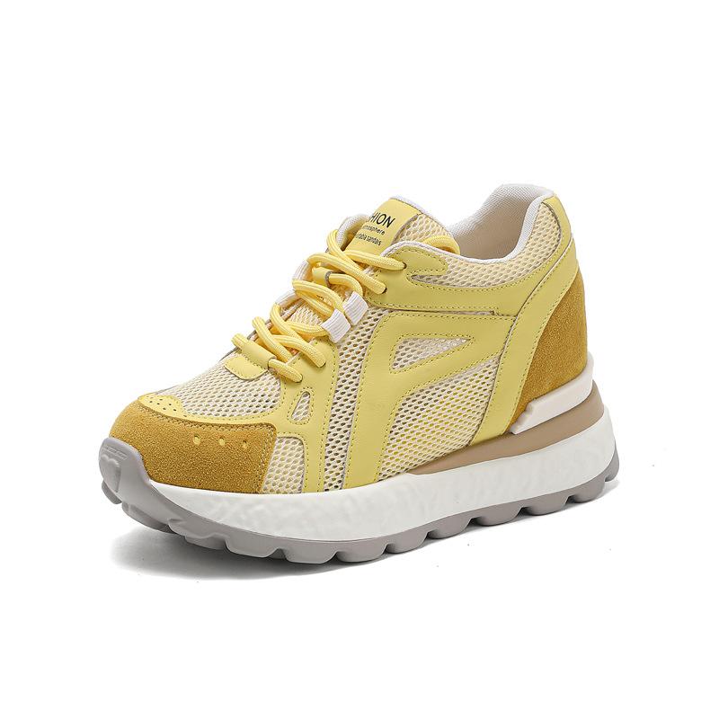 Neue Plateauschuhe für Damen nehmen im Frühling und Herbst zu, sportliche, vielseitige kleine weiße Schuhe haben hohen Wert.