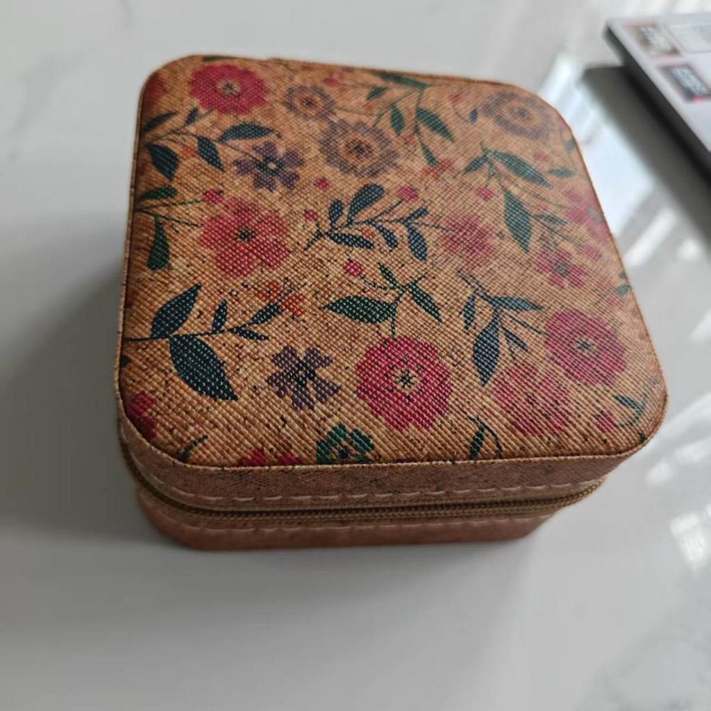 Retro Leather Jewelry Box for Earrings, Rings, and Necklaces - Anti-Oxidation, Portable Travel Storage.