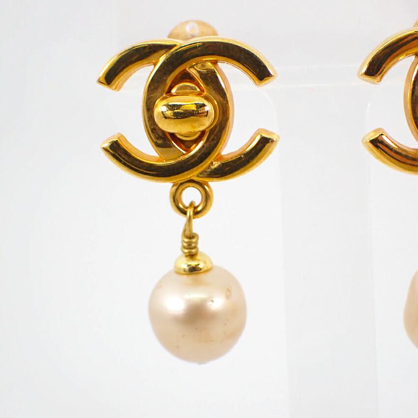 Pre-owned CHANEL faux pearl earrings with gold hardware and box (g512-33)