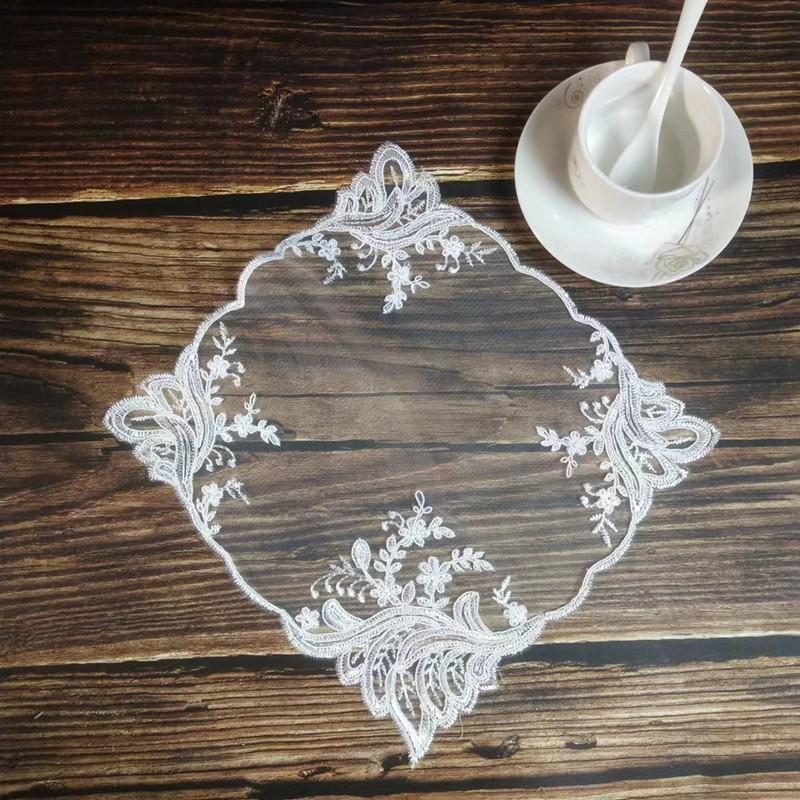 Levná evropská čtvercová síťovina vyšívaná podložka na stůl podložka pod misku podložka do vázy podložka do vázy starožitný obal na šperkovnici dekorace na nábytek