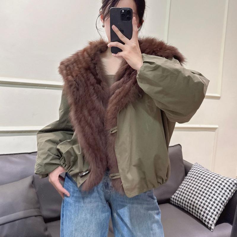 The New Model of the Real Shot Is Overcome by the Navy Collar Jacket, Women's Short Goose Down Jacket, Real Hair Fox Fur Coat.
