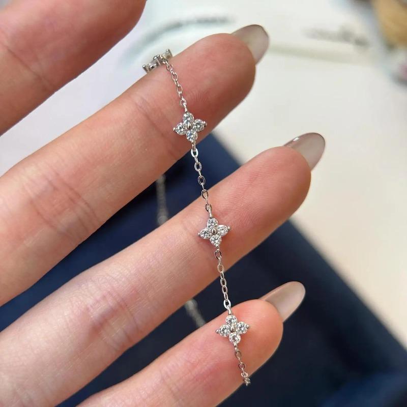 1PC French light luxury four-leaf clover bracelet female-feeling gypsy flower versatile hand jewelry