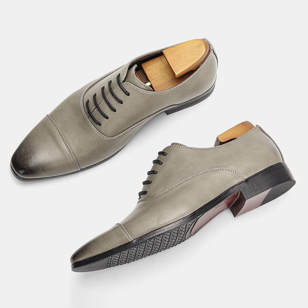 Neue Herren-Kleiderschuhe Spitz zulaufend Retro Designer Leder Freizeitschuhe Mode Hochzeitsschuhe