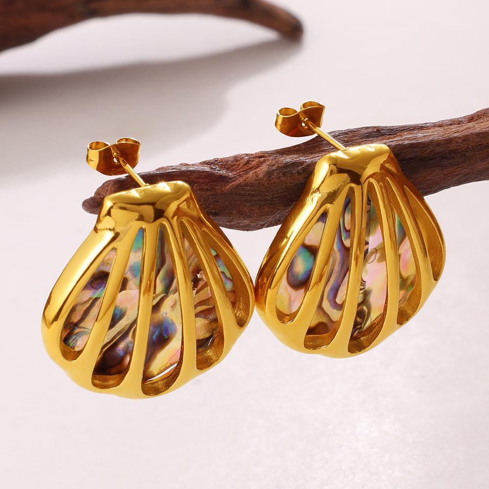 Shell Necklace & Earring Set: Luxury Beachwear Design