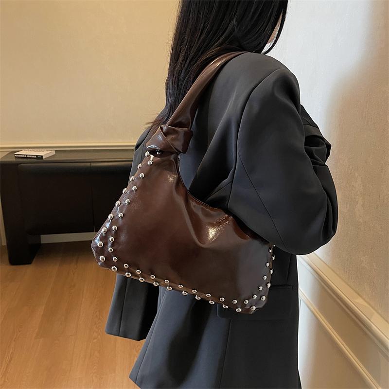 Sac Hobo en Cuir pour Femme Sac à Bandoulière Riveté avec Détail Nœud