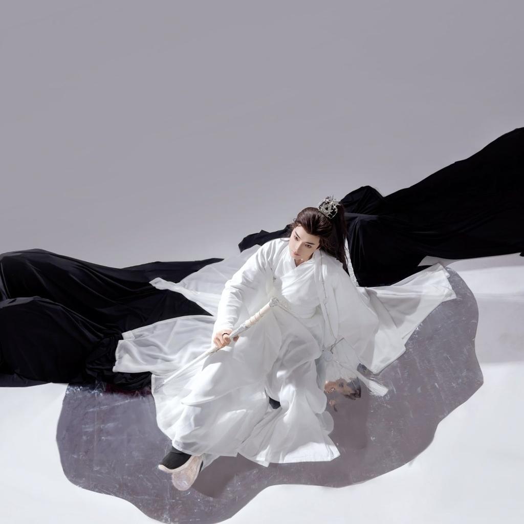 Hanfu-Paaranzug im Stil der chinesischen Wei- und Jin-Dynastie mit Kreuzkragen