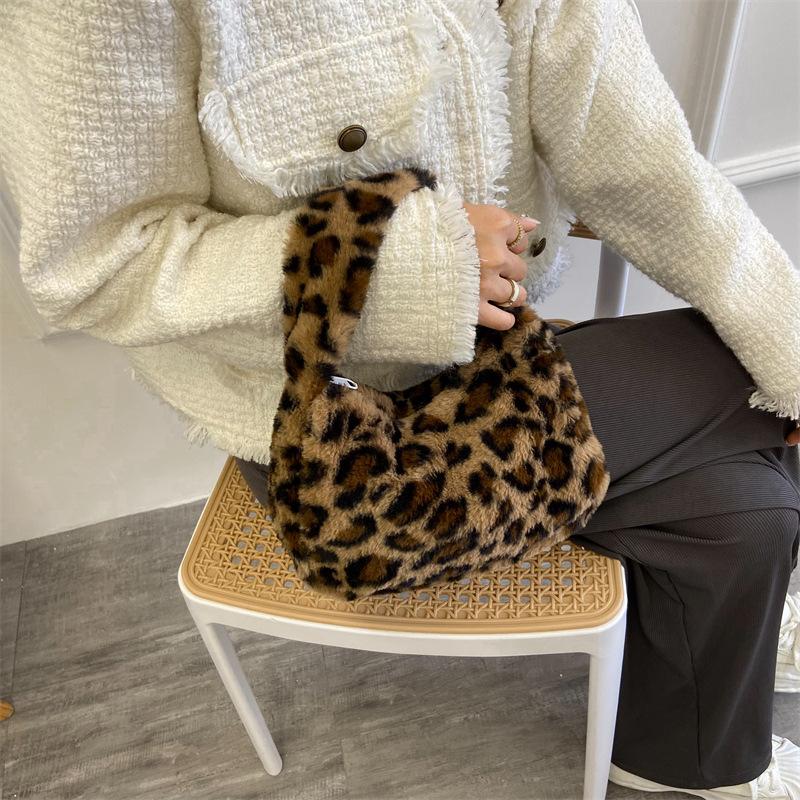 Leopard print plush fabric women's bag autumn and winter new fashion trend single shoulder underarm bag portable fluffy bag hand bag