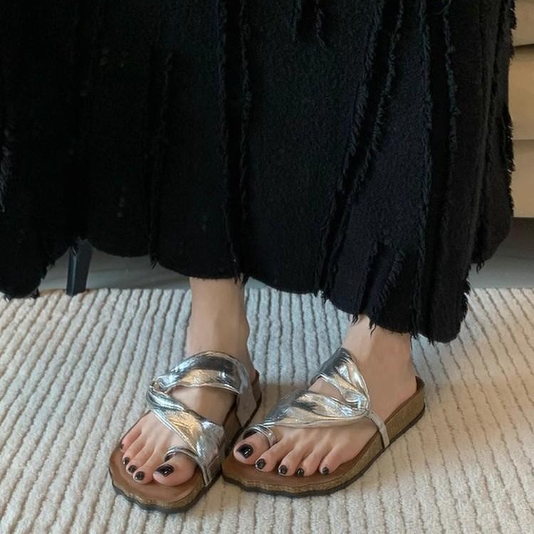 Weiche Lederversion~ Damen Hausschuhe tragen ausländischen Stil neuer Sommer Silber Zehensteg Plateau Sandalen Designgefühl Nische