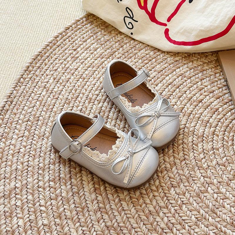 

Korean-style girls princess shoes, spring and autumn lace bow flats, versatile forest-style little leather shoes, trendy baby shoes 25 срібний