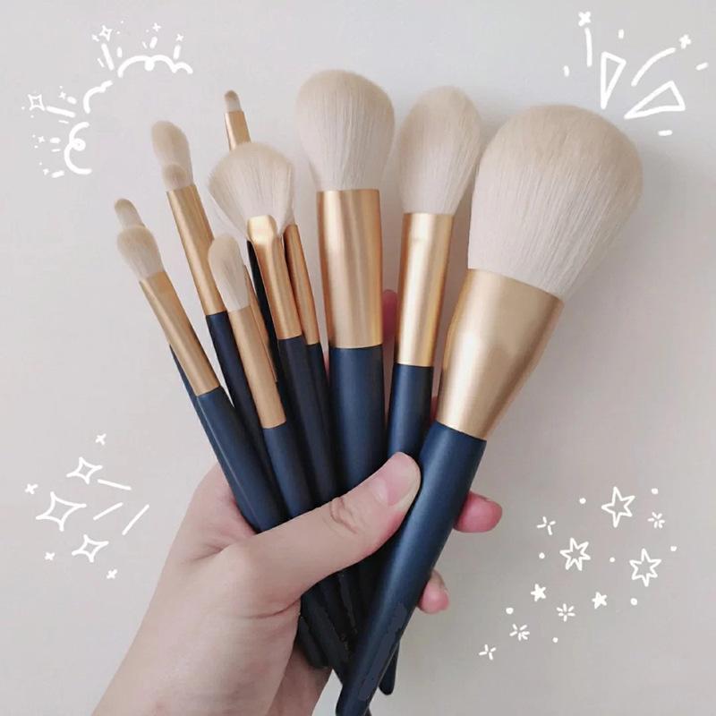 Star Motion Beginner Makeup Brush Set: Soft Hair Powder, Eyeshadow, Blush, and Highlight Brushes.