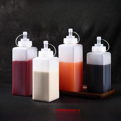 Großmündige Quetschflasche für Soßen mit Kunststoffdeckel und spitzem AusgießerKüchen-Salat- und Tomatensoßenflasche