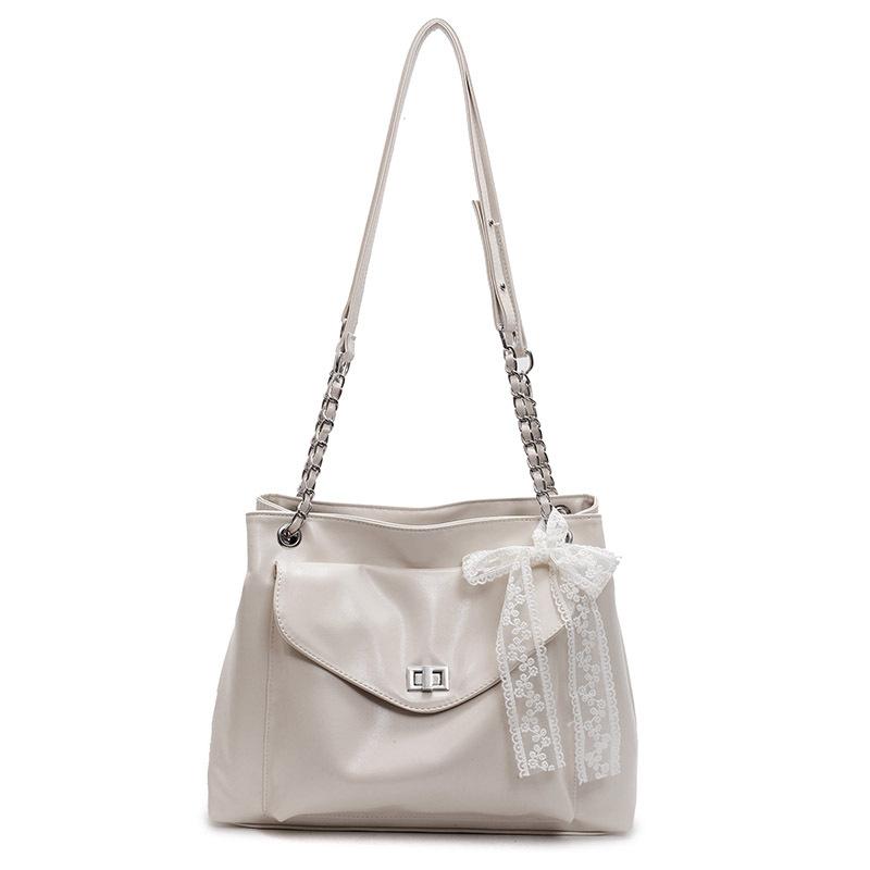 This year, large-capacity bags are popular for women, and the versatile 2025 new shoulder texture is popular for class commuting tote bags for women.