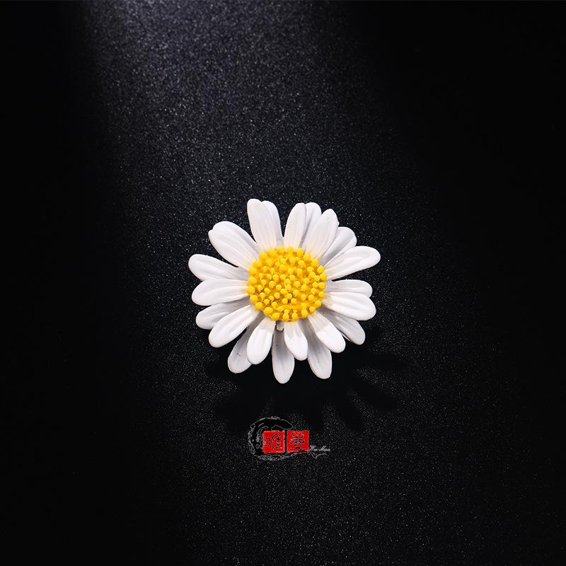 Daisy Brooch: Versatile Chrysanthemum Collar Pin for Suits & Cheongsams