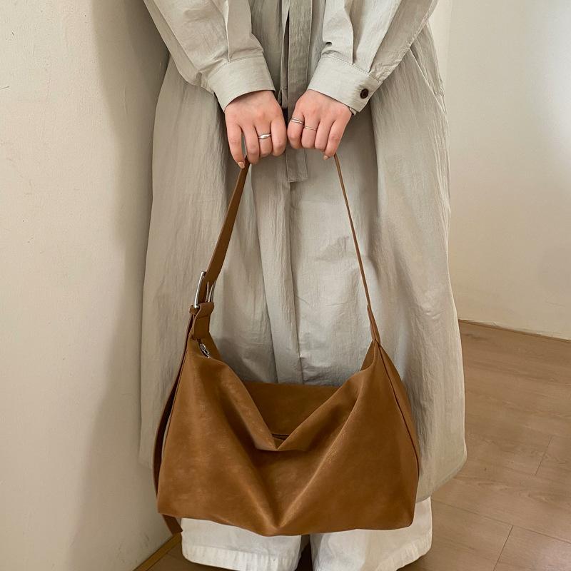 

Korean Style Comfortable and Versatile Crossbody Bags New Women Shoulder Bag Large Capacity Soft Leather Tote Commuting Bag коричневий