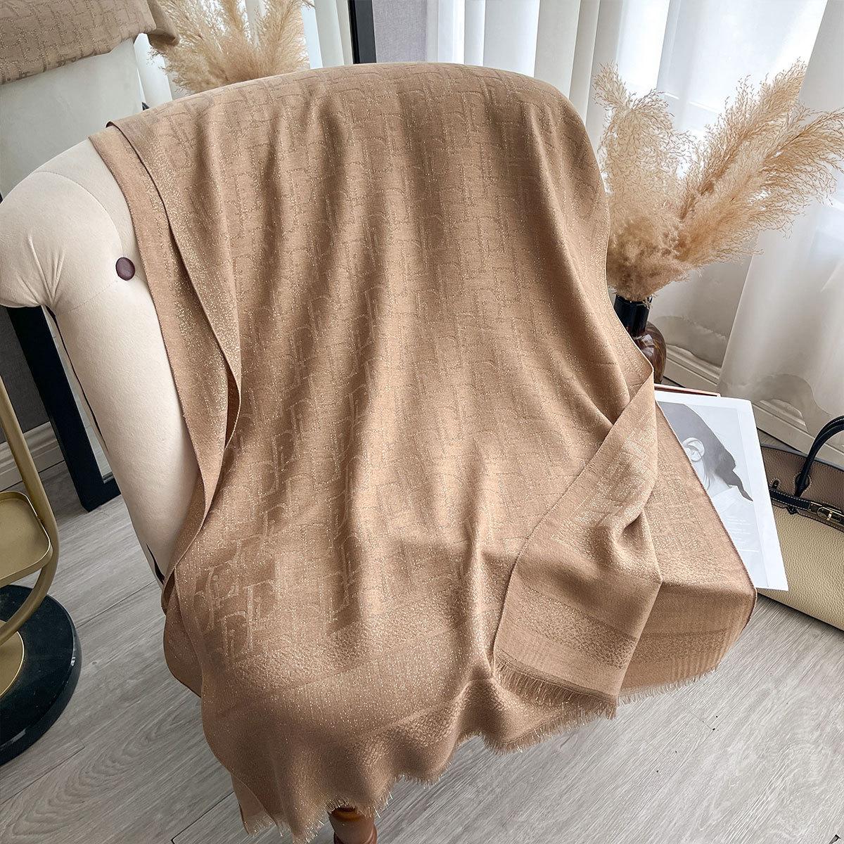 

Інтернет-знаменитість Пряма трансляція Популярний шарф Жіночий теплий шарф Шаль Двосторонній Золота нитка Шовковий шарф Жіночий верхній шарф Мода 185*65 хакі