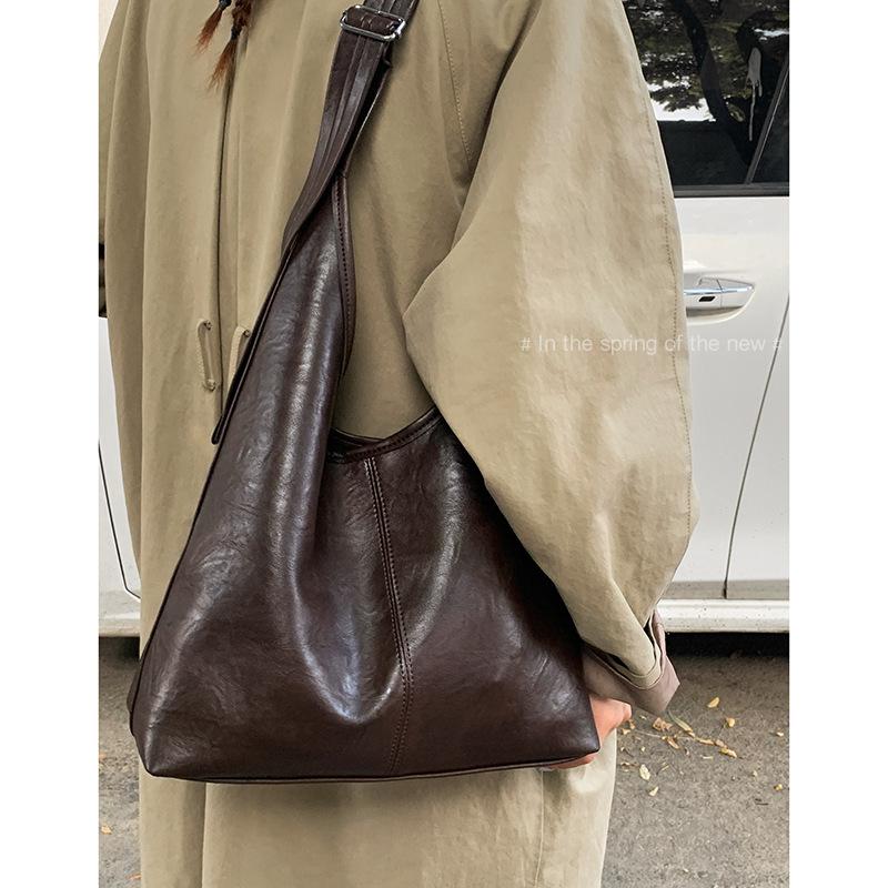 Retro high-end bucket bag women's 2025 new fashionable solid color simple shoulder armpit bag versatile commuter bag
