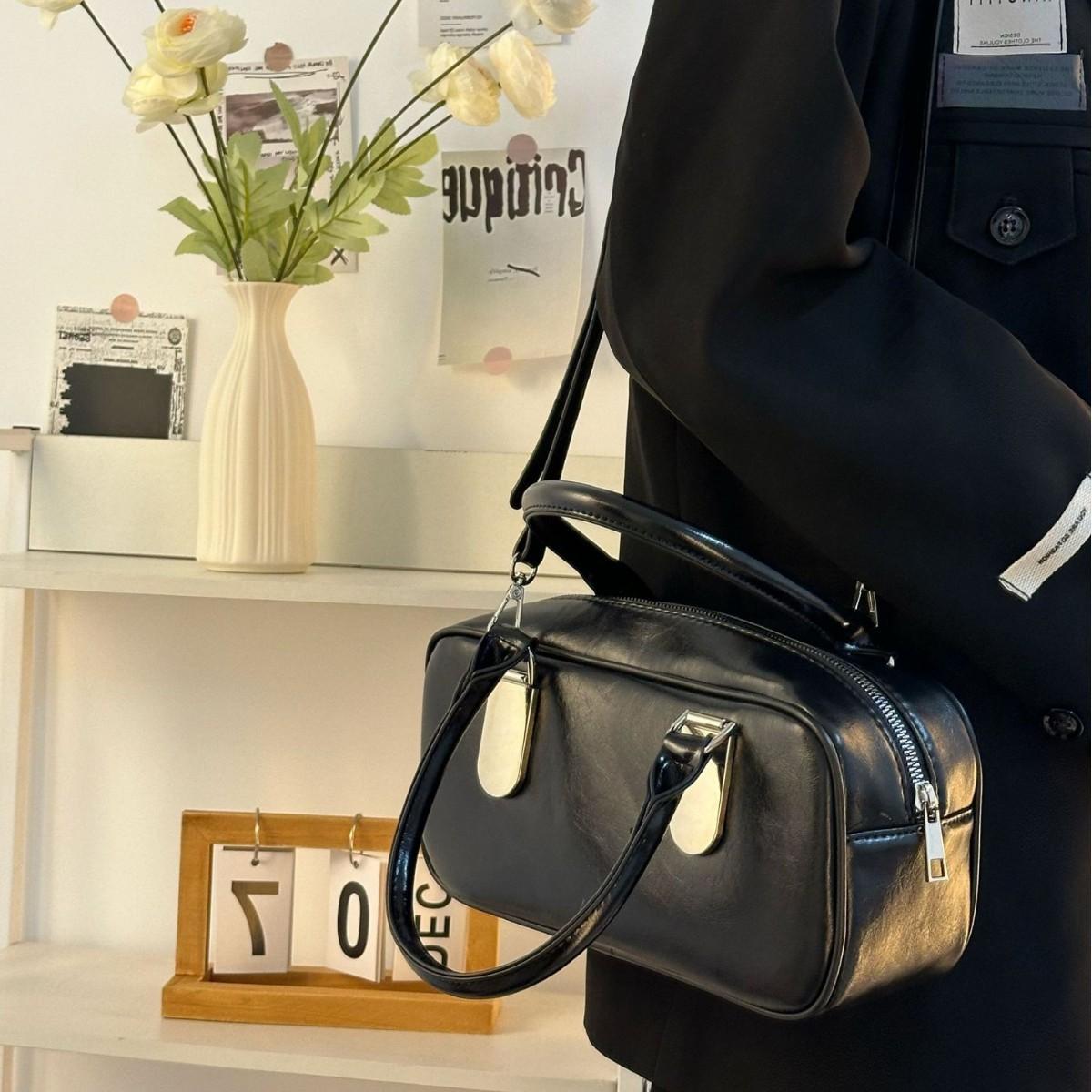 

Korean niche light luxury handbag women s 2025 autumn/winter new trendy retro small square bag versatile shoulder crossbody bag чёрный