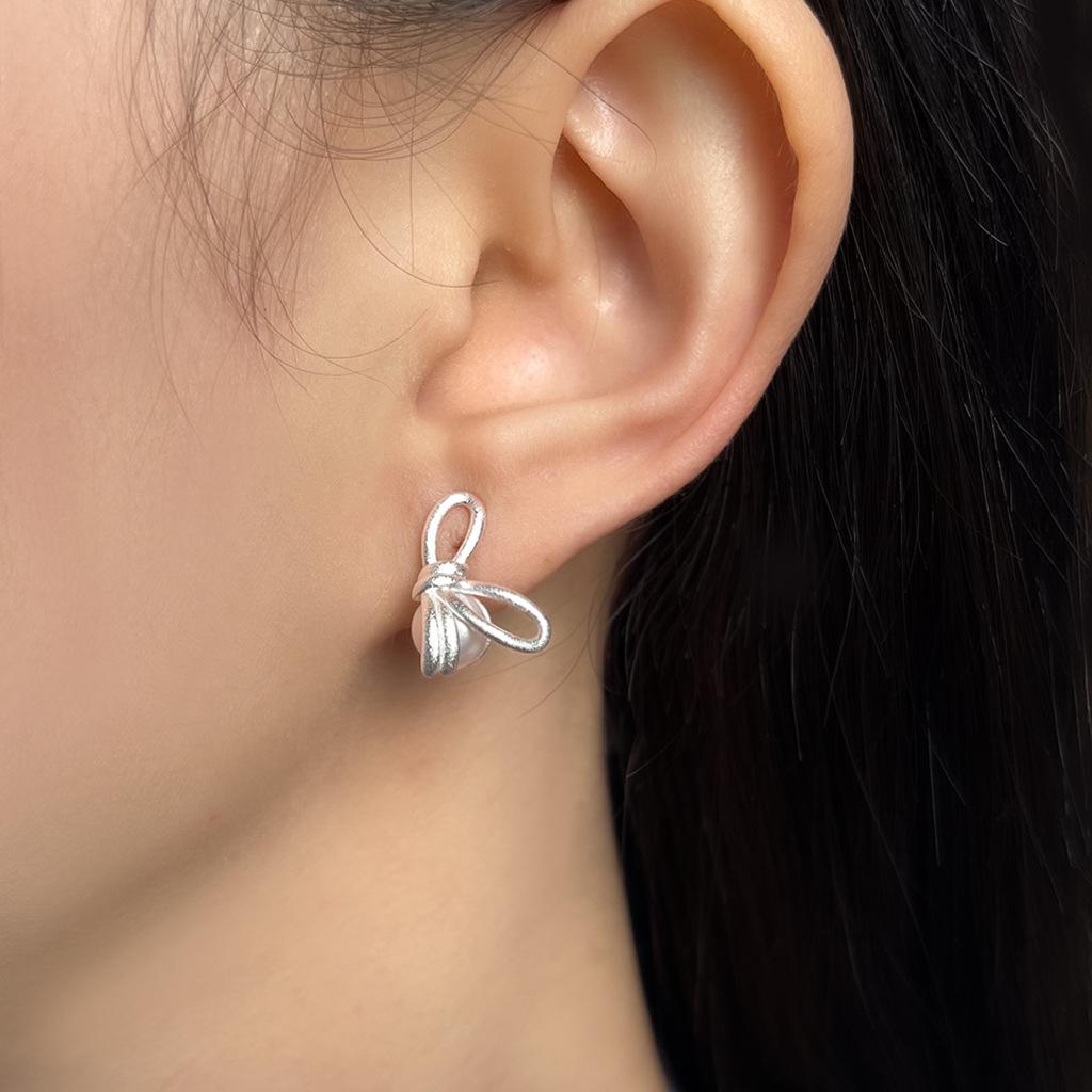 Originale matte Schleife Süßwasserperlen Ohrstecker - Eleganter minimalistischer Stil mit s925 Silbernadel.