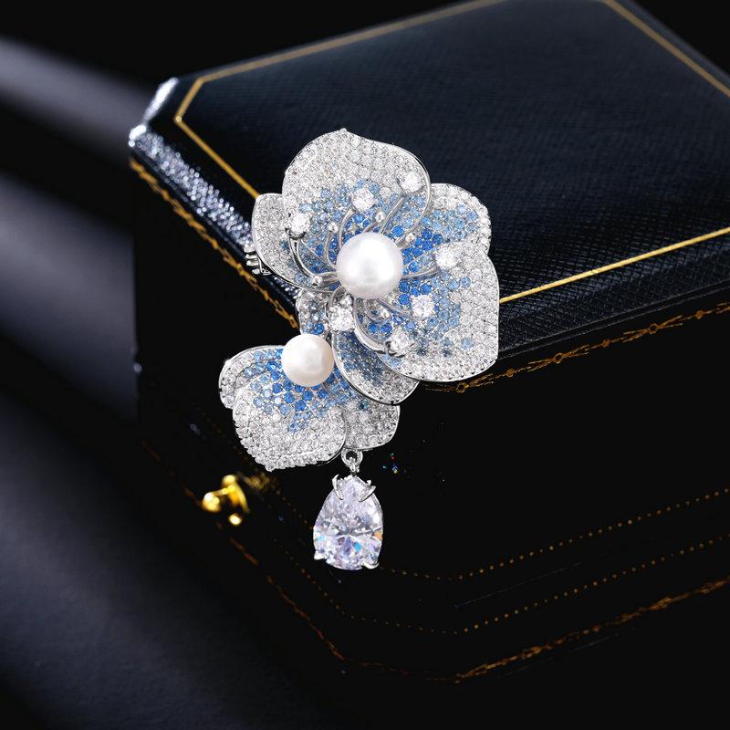 

Легкая роскошная брошь-цветок из циркония, элегантная атмосфера, натуральный жемчуг, постепенное изменение цвета, камелия, корсаж, булавка для пиджака