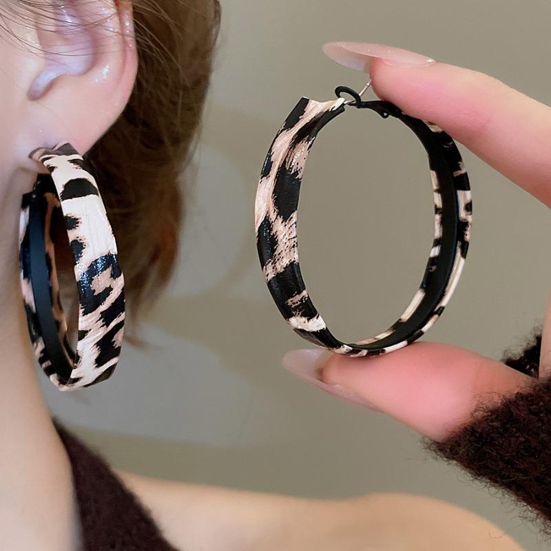Orecchini a bottone geometrici rotondi con stampa leopardata in resina e pelle con ago d'argento moda autunno e inverno orecchini di nicchia di alta gamma da donna
