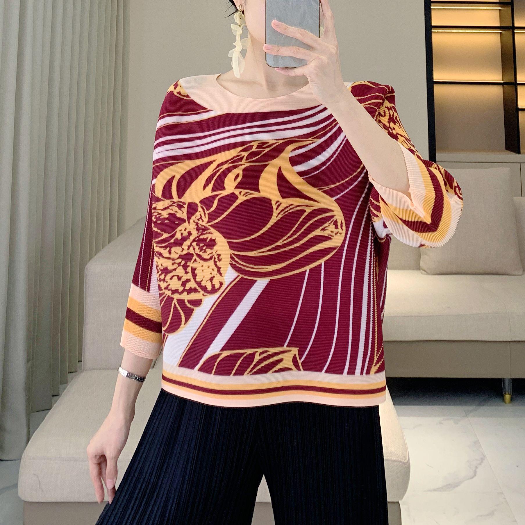 

Женский плиссированный топ с рукавами «летучая мышь», круглым вырезом и дизайном «Фантомный тотем» – Модная футболка с длинным рукавом Весна/Лето 2025 One Size [90-150 jin] красный