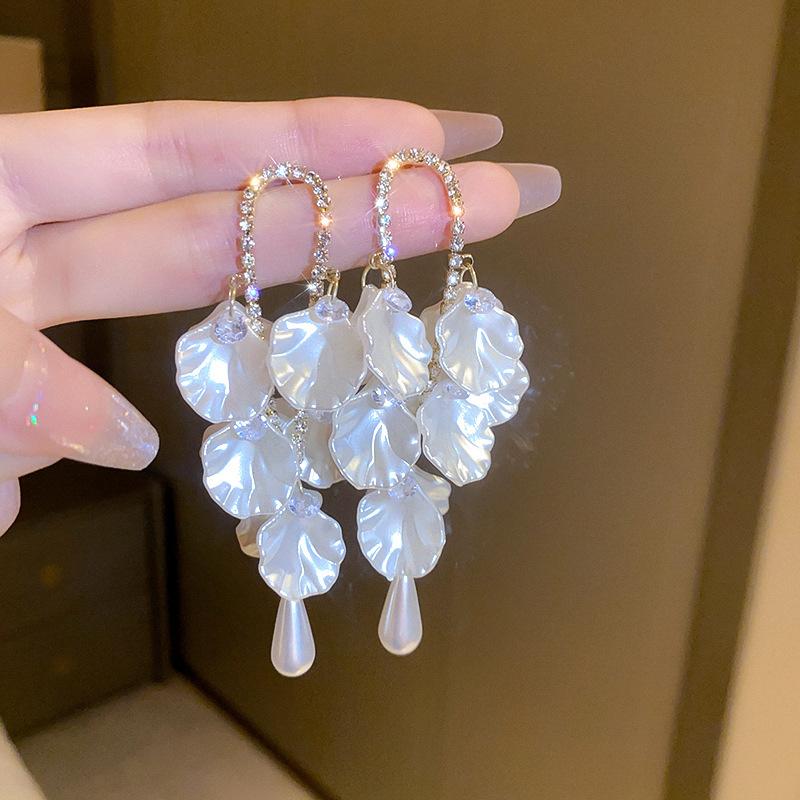 White pearl shell fringed earrings fashionable and elegant temperament earrings French light luxury high-end earrings women