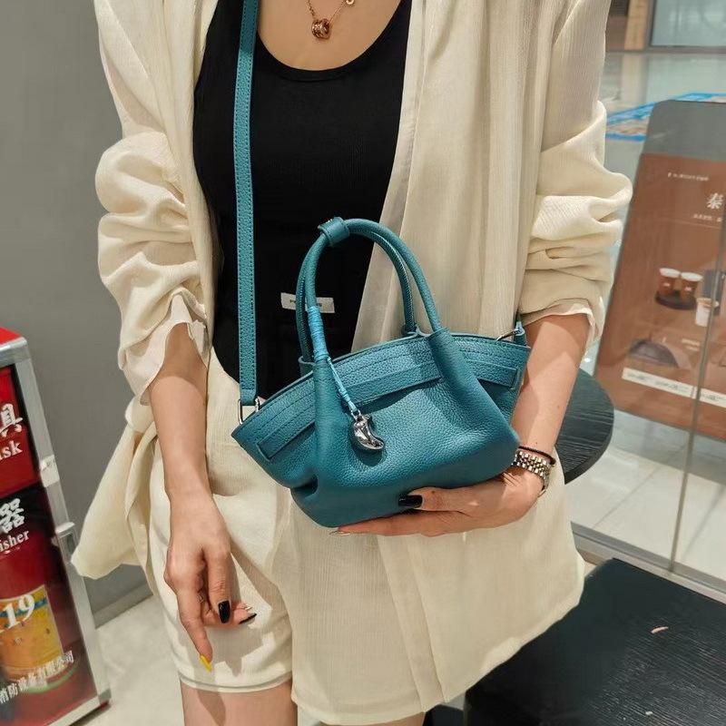 2026 New Leather Vegetable Basket Handbag Women's Niche Design Cloud Dumpling Bag Pendant Shoulder Bag Messenger Bag