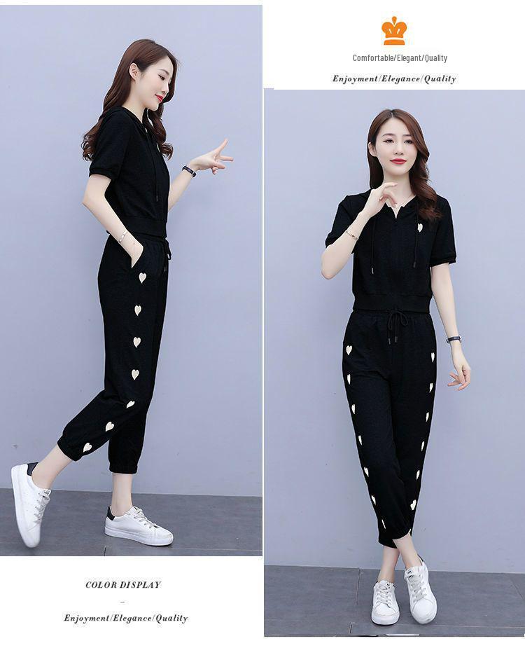 Trendiges kurzes sportlich-lässiges Sommer-Set mit Kapuze, schlankmachendes zweiteiliges Übergrößen-Set, altersreduzierende Kollektion 2025