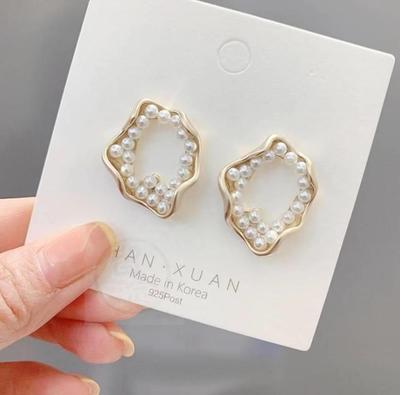 Boucles d'oreilles 2025 Perles de conque irrégulières: Style Froid Tendance pour Femmes, Luxe Léger