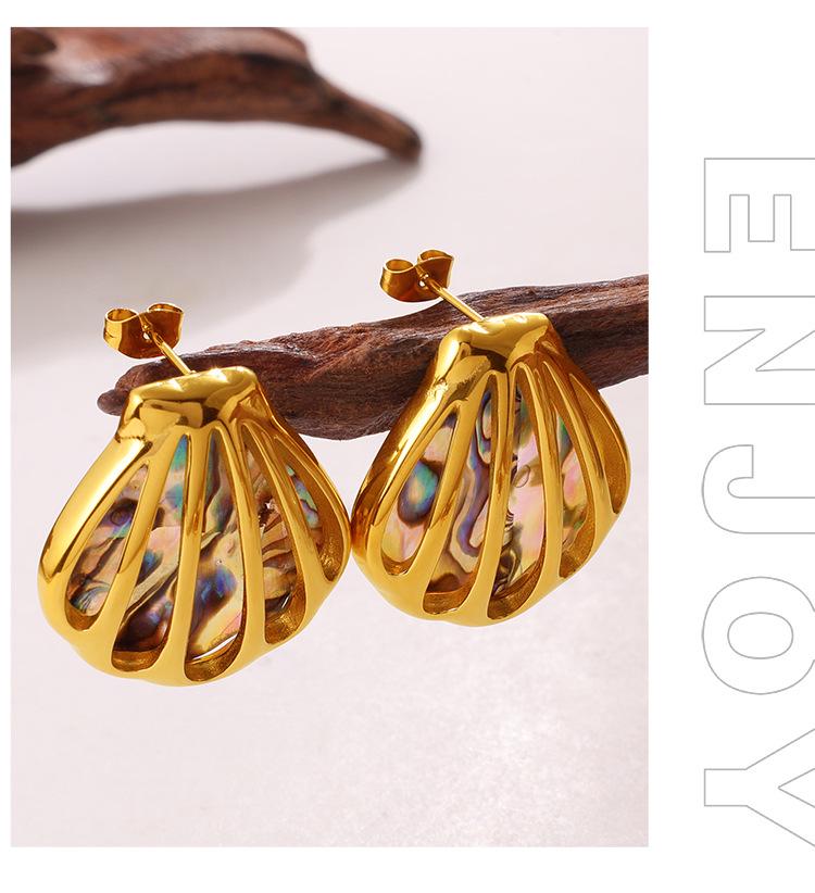 Shell Necklace & Earring Set: Luxury Beachwear Design