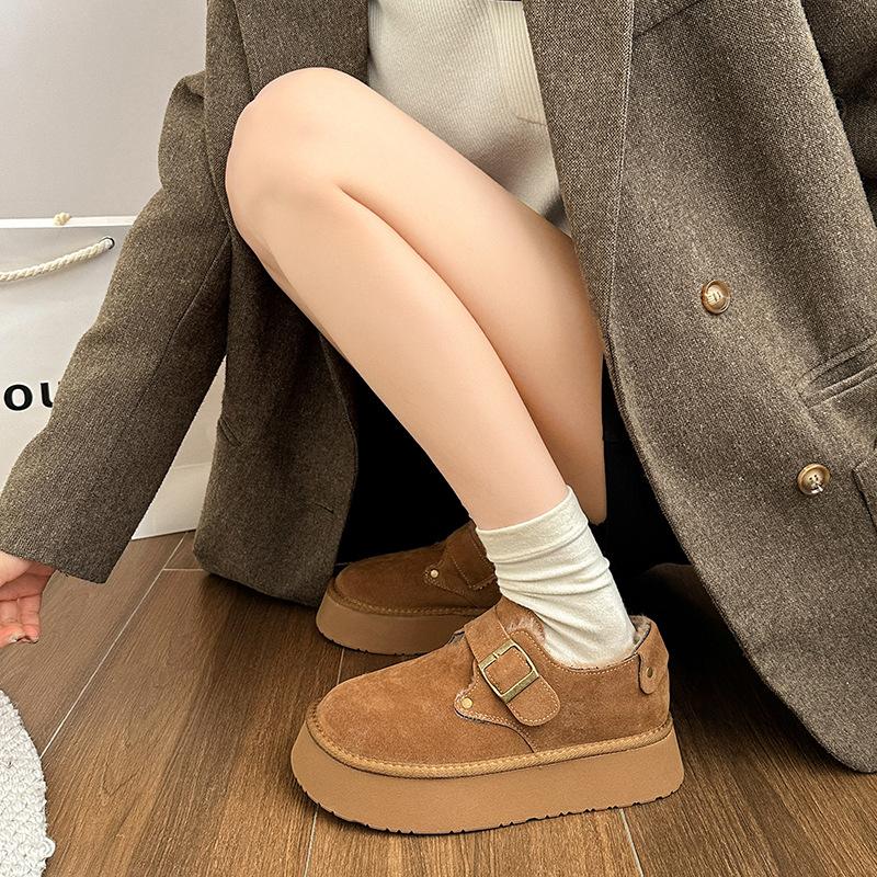 Retro women's autumn new models are trendy with thick soles and soft soles