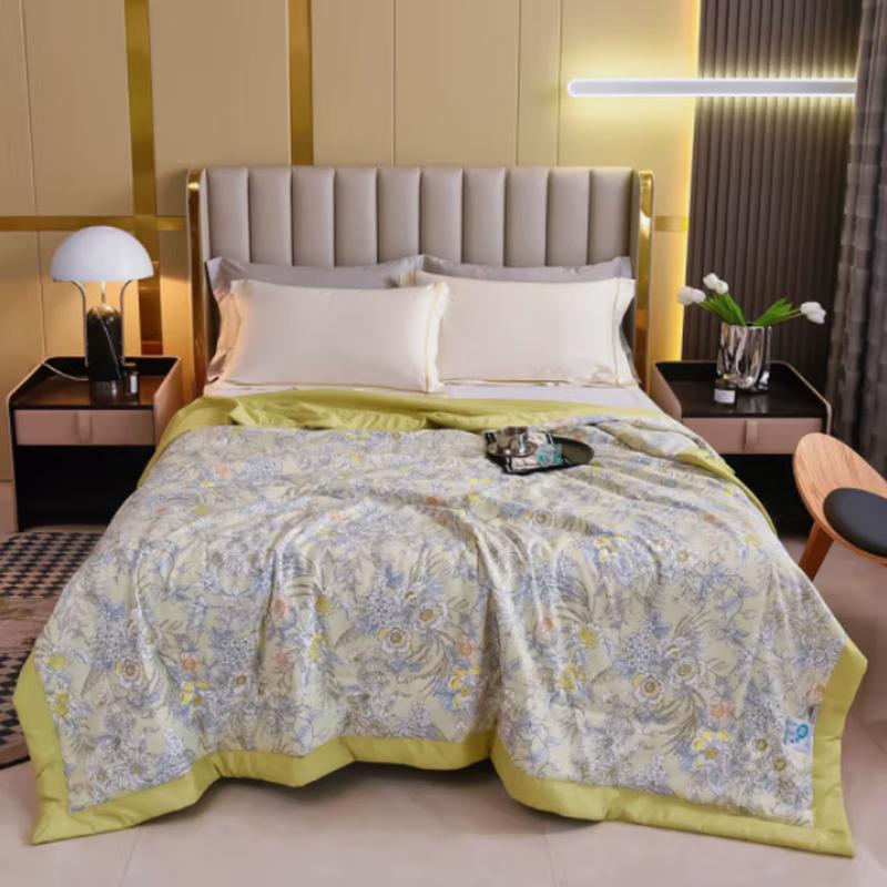 

Saint Fanny Lightweight Summer Quilt