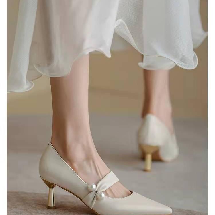 Vita mellanhöga klackskor dam spetsig tå nya vår- och höst bröllopsskor nisch high-end pärla enkelskor små