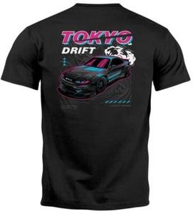 Tokio Japan Rennwagen Urbane Mode Rückendruck und Brustlogo Herren T-Shirt 1