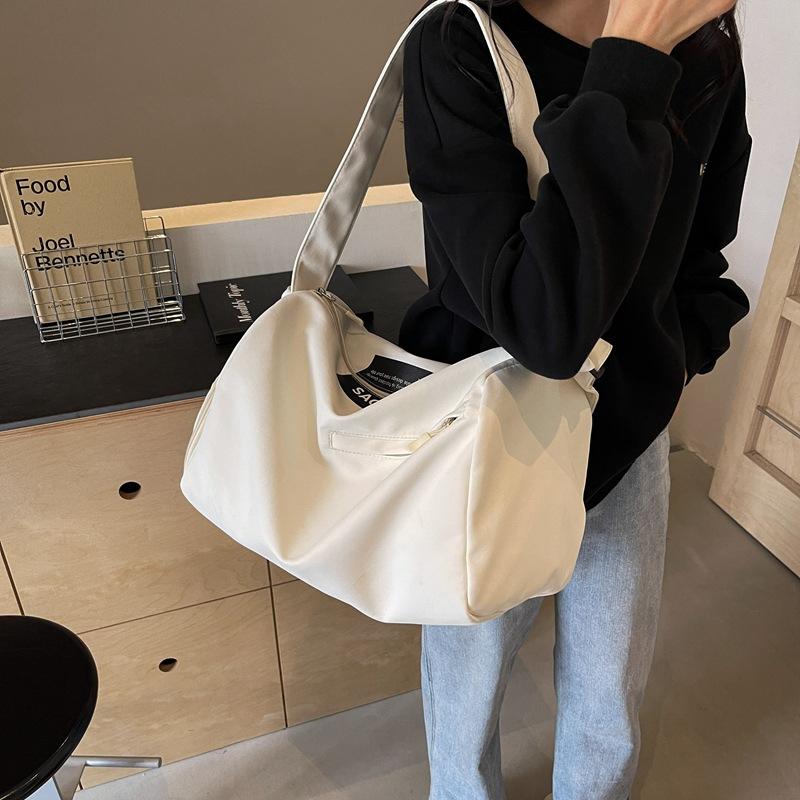 Travel bag large capacity high sense high value light fashion niche shoulder bag trendy fitness bag