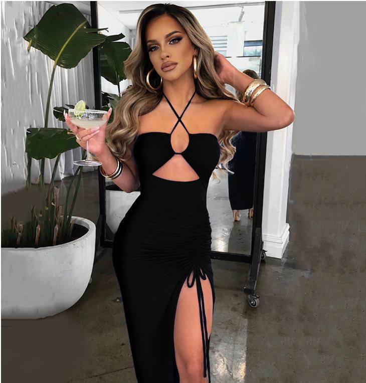 

Літня сексуальна пікантна дівчина в європейському та американському стилі, елегантна сукня зі зморшками, що висить на шиї, з високим розрізом і грудьми. M