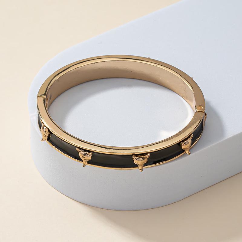 Stilig armbånd med revehode i svart emalje - Lett å bære armring