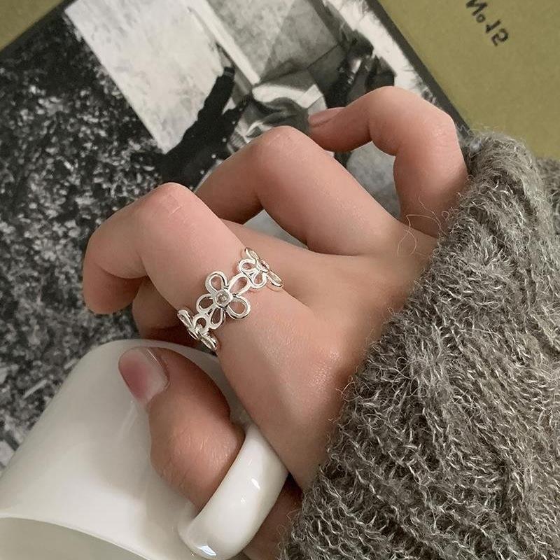 Hollow Flower Adjustable Ring for Women - High-End Korean Style, Trendy Personality Index Finger Accessory Adjustable Open