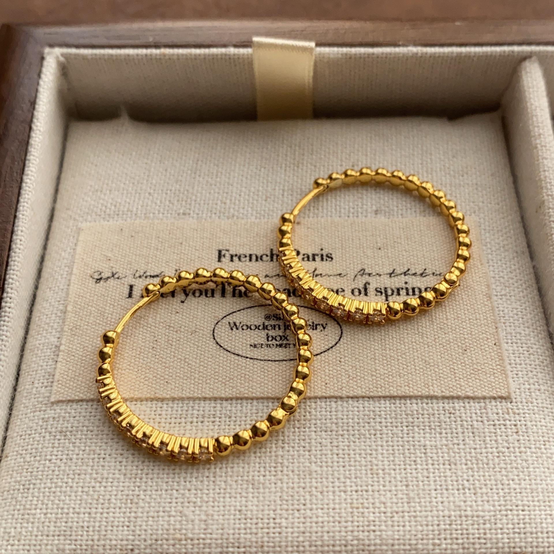 

Minimalist metal rings, ear rings, retro fashion cool and elegant earrings, versatile high-end sense, light luxury and noble earrings.