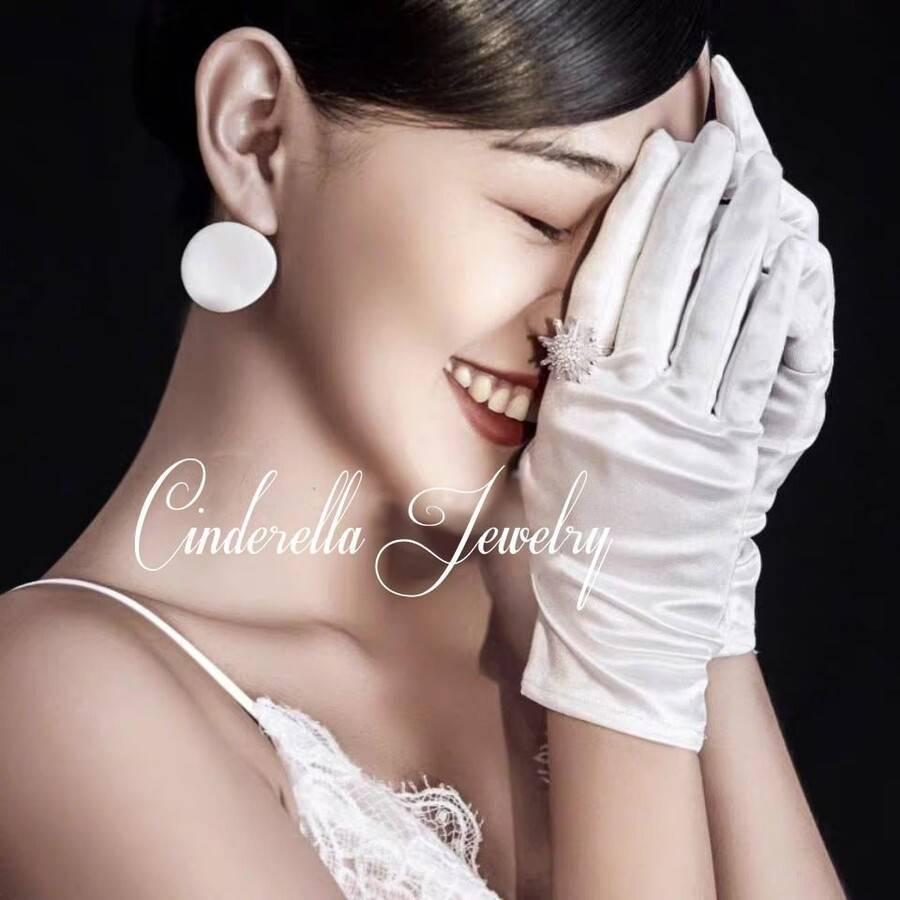 Elegantní bílé saténové rukavice s krajkou a mašlí - Krátké svatební doplňky