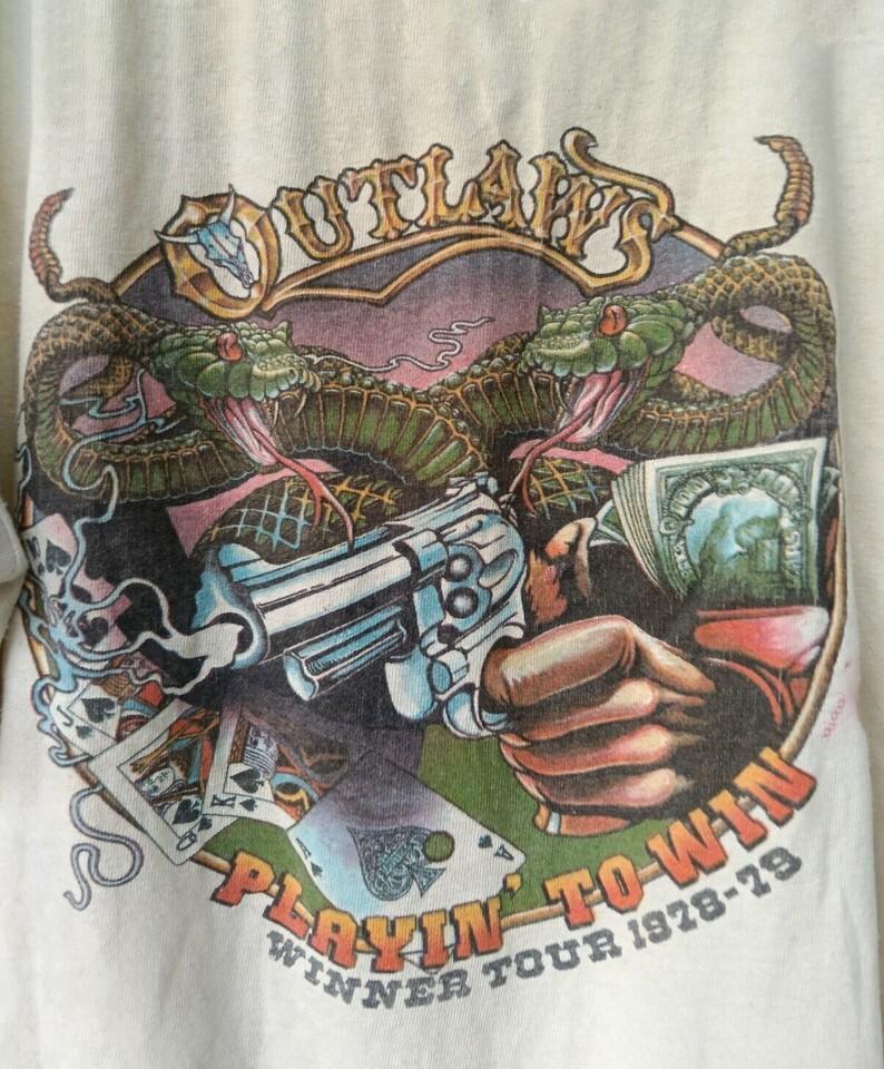 

Банда Изгоев Играет на Победу Победитель Тур Унисекс Футболка S до 4XL UU681 3XL